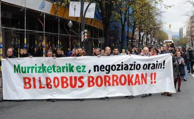 Cientos de trabajadores han secundado la manifestación de este martes.