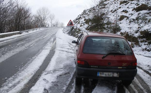 La nieve ha vuelto a cubrir el asfalto del puerto alavés de Orduña. 