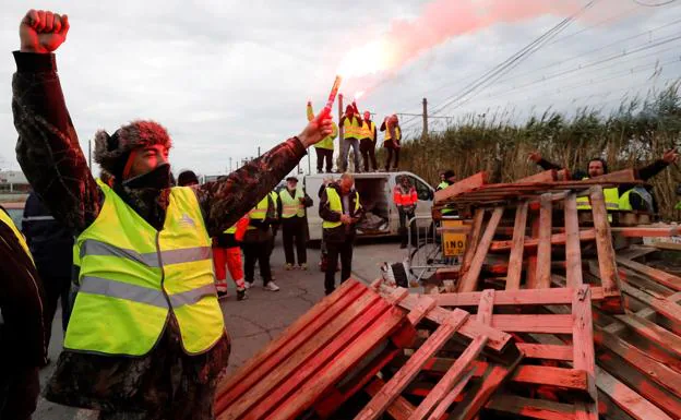 Manifestatntes vestidos con chalecos amarillos bloquean el acceso a la refinería de Frontignan. 