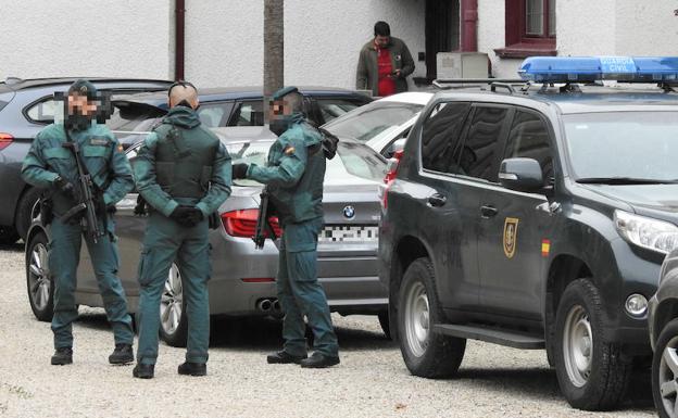 Agentes de la Guardia Civil en el exterior de la sede de Sener.