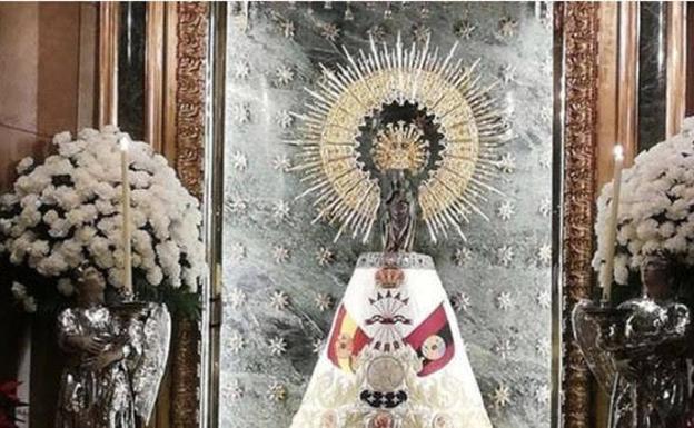 La Virgen del Pilar, ataviada con el manto de la Falange.