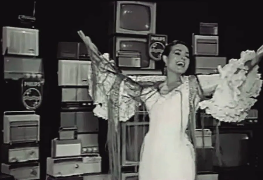 Carmen Sevilla enamoró a Frank Sinatra, a Charlton Herston y a toda España. Phillips aprovechó el tirón de la cantante y actriz para presentar uno de sus anuncios más recordados. 