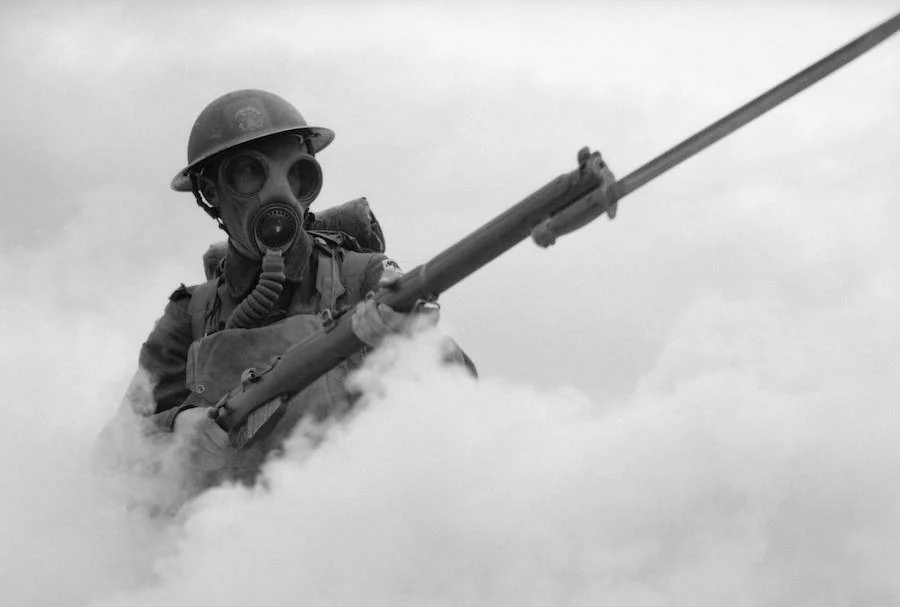 Un soldado británico entra en combate con la bayoneta calada en la boca de su arma, en 1941. 
