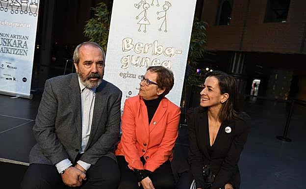 El concejal de Euskera del Ayuntamiento, Koldo Narbaiza; la directora general de Euskera de la Diputación, Ana de Castro; y la coordinadora de Berbagunea, Aitziber Olabarrieta.