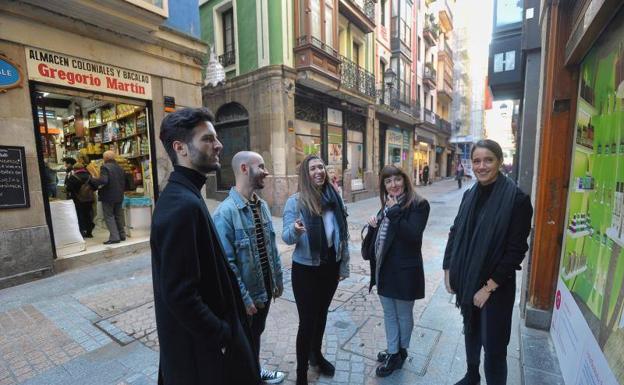 Unai Oyarbide, Joel Mentxaka, Amaia Llona, Arantta Santamaría y Cristina Lahore ante uno de los proyectos.