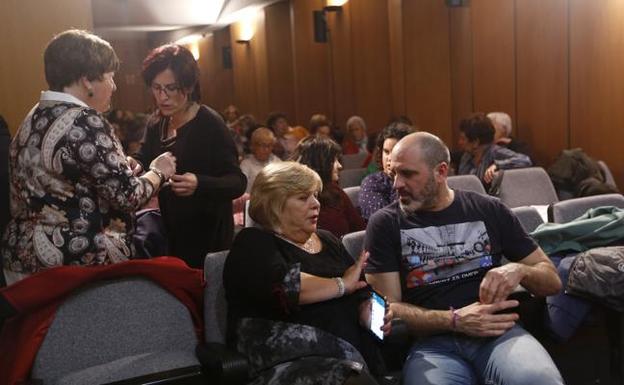 El alcalde fabril, Josu Bergara, arropó a la progenitora de la joven asesinada. 