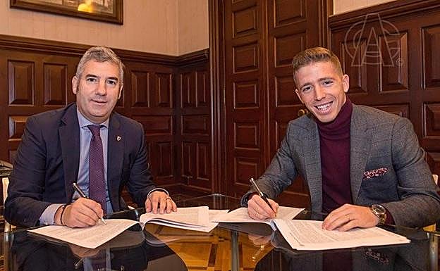 Urrutia y Muniain firman el contrato de renovación.