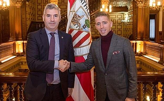 Urrutia y Muniain se dan la mano tras la renovación. 