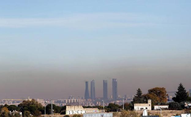 Vista de uno de los días en los que la capa de contaminación cubre Madrid.