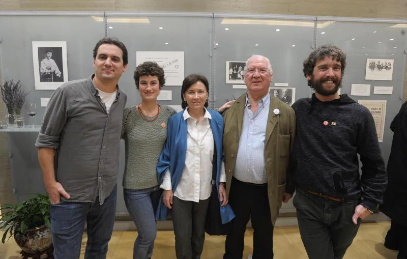 Sabin Zubiri e Isabel Rey con sus hijos, Sabin, Nora y Jon Bernat. 