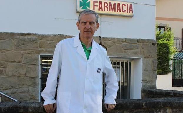 Eduardo Traver, en la entrada de la Farmacia de Bedia. 