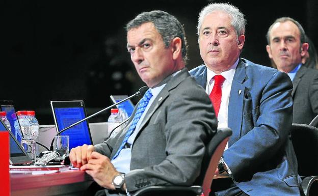 Corres, Uribe-Echevarría y Aldazabal, miembros de la última junta, siguen con atención una asamblea. 