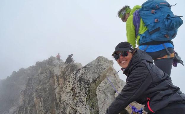 Blanca Ruiz ante el exigente Paso de Mahoma en la cumbre del Aneto.