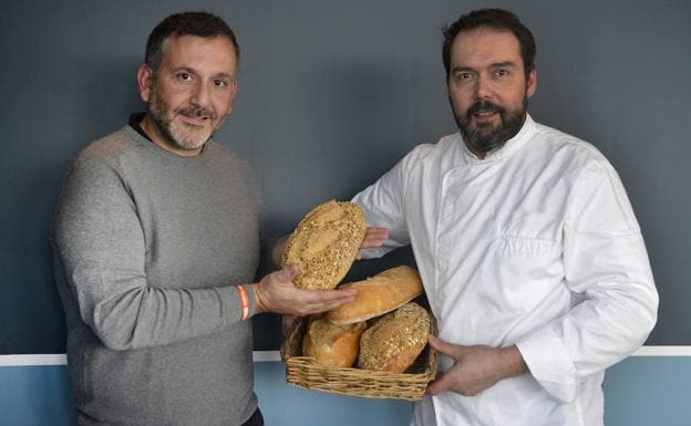 El cocinero Jorge Fiat que posa con panes de Crosta junto a Fernando Marcos, hostelero responsable de este ilusionante proyecto.