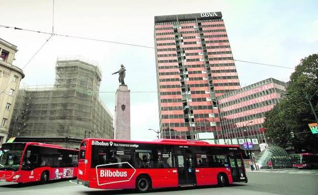 Vista de la antigua torre del BBVA, que ahora ocupará la Diputación y Primark, en la Plaza Circular.