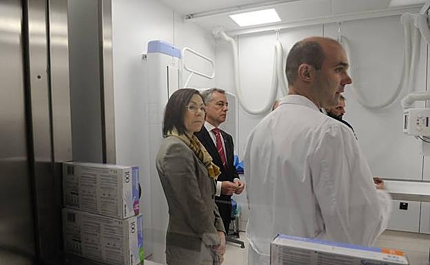 El lehendakari, junto a la exdirectora general de Osakidetza, en una imagen de archivo. 