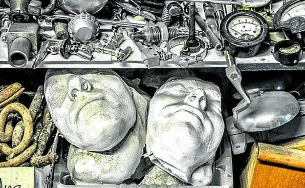 Imagen principal - Detalles de los extraños objetos que se acumulan en las estanterías. 