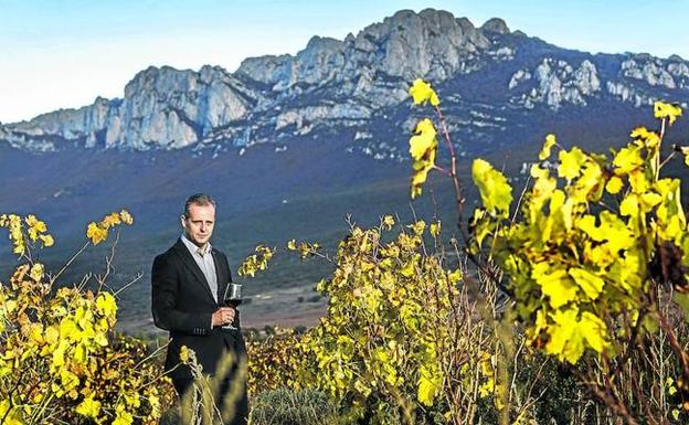 Íñigo Torres, rodeado de viñedos, en Laguardia. 