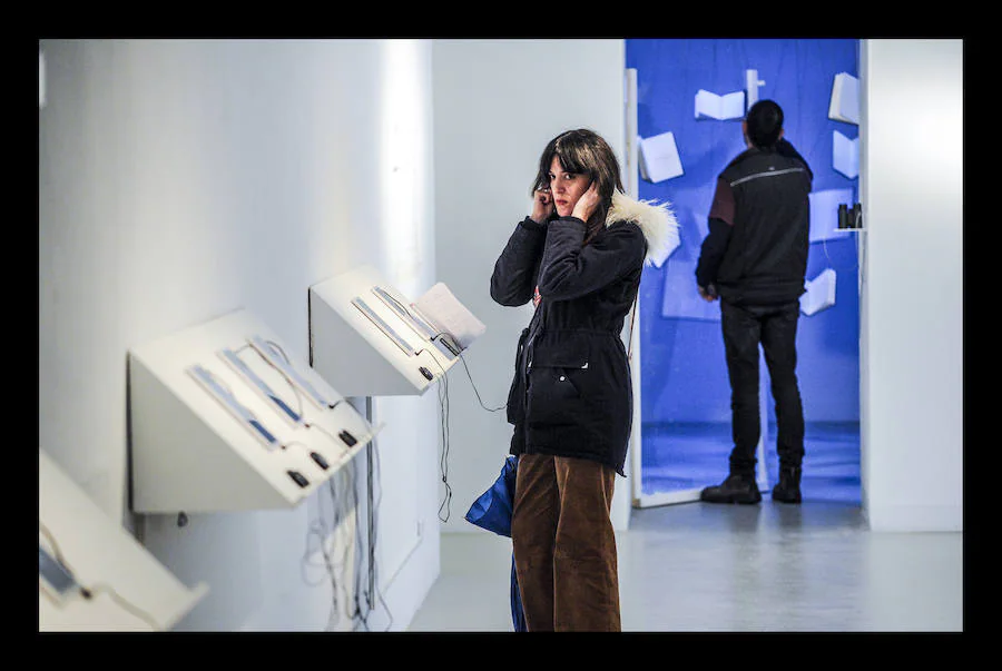 La exposición #FemRIGHTS, que se presenta este miércoles en Montehermoso, alterna esculturas, instalaciones artísticas, relatos y obras audiovisuales. El montaje, un proyecto de la creadora vitoriana Irantzu Lekue y Unesco Etxea, «promueve, difunde y reivindica a las mujeres en la historia, haciendo referencia a los estereotipos, las violencias y la invisibilidad sufrida».