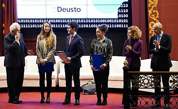 Tres alumnos han presentado la declaración en español, euskera e inglés en el paraninfo de la Universidad. 