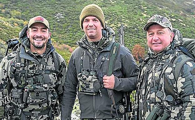 Donald Trump Jr., en el centro, junto a dos acompañantes en su estancia en la Sierra de Gredos . 