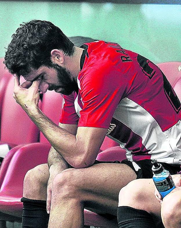 Raúl García, cabizbajo tras su lesión frente al Getafe. 
