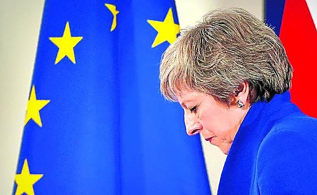 Theresa May abandona cabizbaja la sala en la que ofreció su rueda de prensa una vez ratificado el acuerdo por los Veintisiete. 
