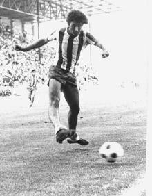 Imagen secundaria 2 - 1. Igartua y Cruyff en el Alavés-Barcelona. 2. Valdano durante el pregón de las fiestas de Vitoria. 3. El argentino golpe el balón en su época alavesista.