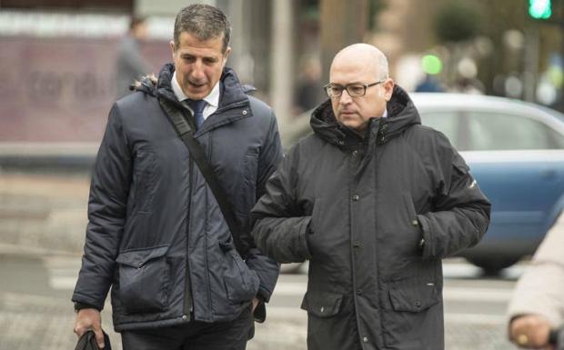 Alfredo de Miguel y su abogado, Gonzalo Susaeta, a su llegada ayer al Palacio de Justicia de Vitoria.