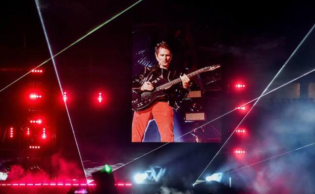 El concierto se pudo seguir también en pantallas gigantes dentro del estadio. 