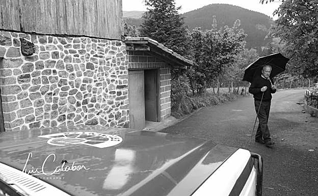 Los ladrones asaltaron el caserío y se ensañaron con las mujeres.