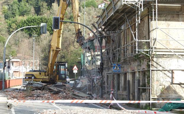 «Se veía venir». Los vecinos explicaron que hace cosa de un mes ya colapsó parte del tejado, cayendo al interior del edificio. :: luis calabor.