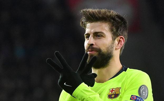 Gerard Piqué celebra su gol al PSV.