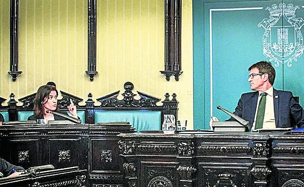 La portavoz del PP, Leticia Comerón, se dirige a Gorka Urtaran en un pleno municipal.