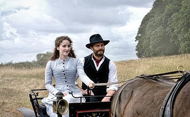 Ann Skelly y Jamie Dornan en 'Death and Nighingales' (2018).