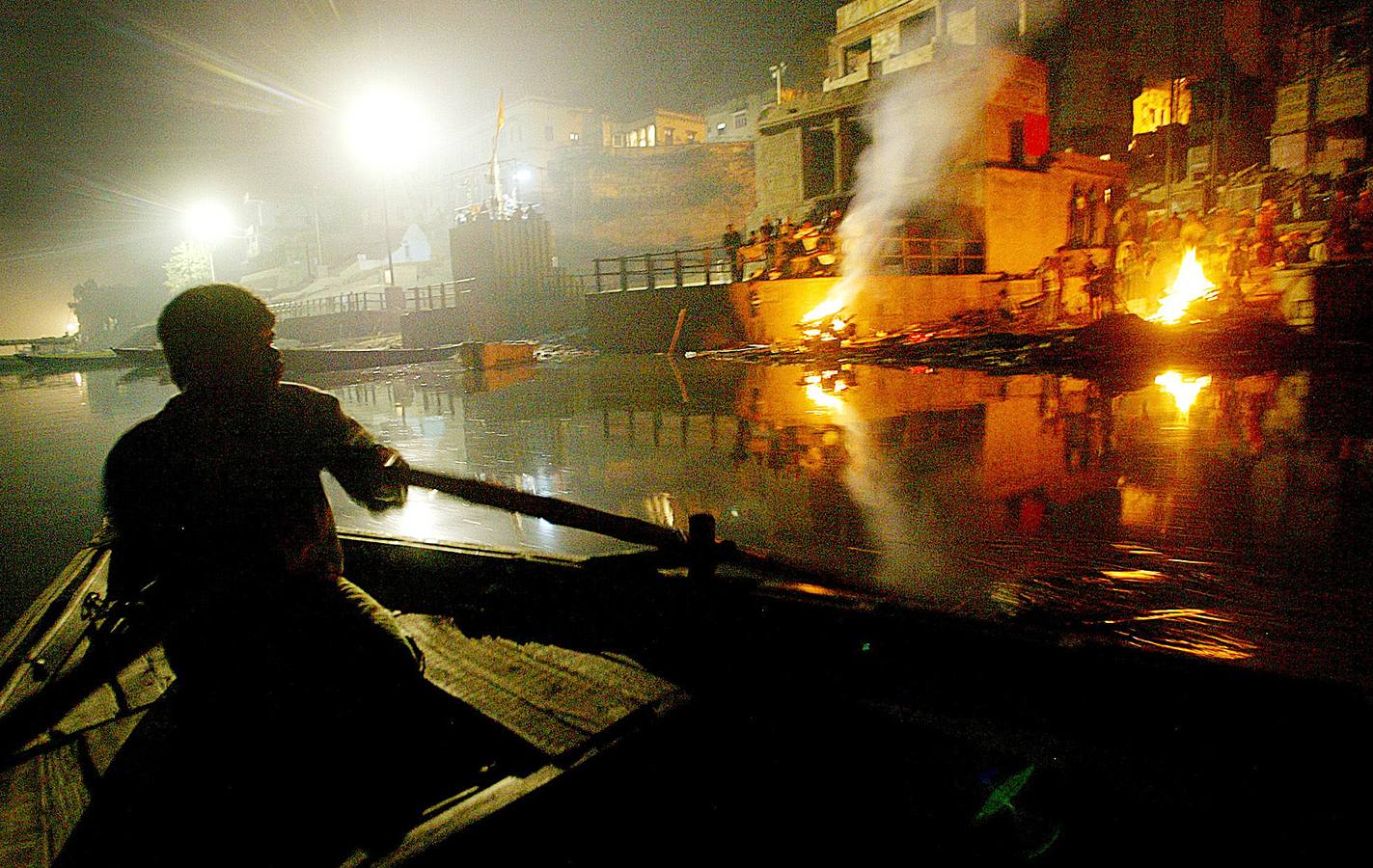 Todo hindú desea ser incinerado en Varanasi, la ciudad sagrada en el norte de la India. En sus ghats, a orillas del Ganges (en las fotografías vemos el ghat de Manikarnika), las piras funerarias son constantes y numerosos barcos cargados de madera la depositan con frecuencia. Cada una de las alrededor de 200 cremaciones que se realizan a diario necesita entre 200 y 400 kilos de madera, lo que significa que son consumidas hasta 80 toneladas. Un problema más para la polución en el país.