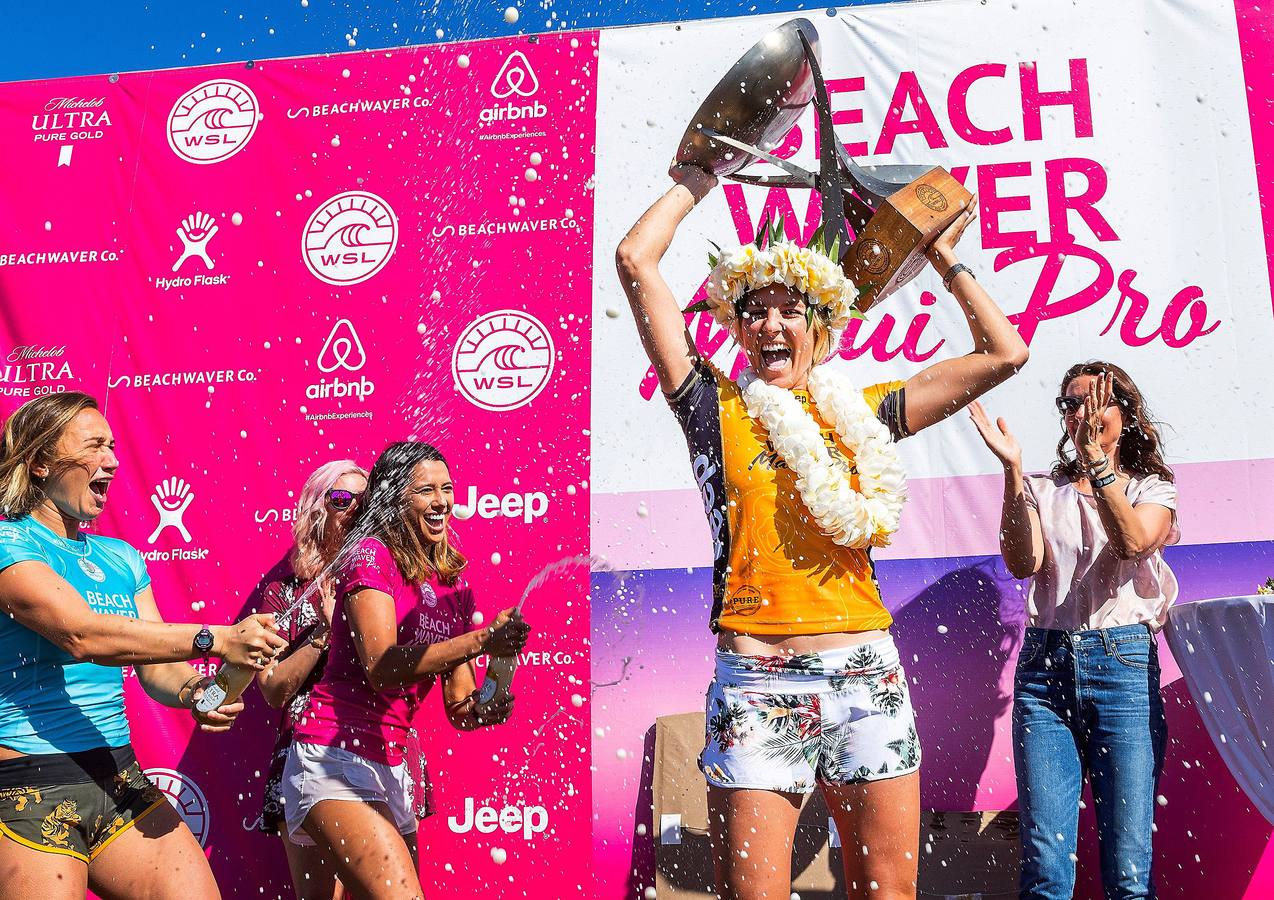 El Beachwaver Maui Pro es la última prueba del Campeonato Femenino dentro de la Liga Mundial de Surf. Se celebra estos días en Honolua Bay, en la costa noroeste de Maui, en Hawai, un escenario paradisíaco, perfecto para cabalgar olas largas y poderosas que atraen a las más experimentadas practicantes de surf del mundo. La australiana Stephanie Gilmore (de amarillo con trofeo y una corona de flores) se ha proclamado campeona del mundo.