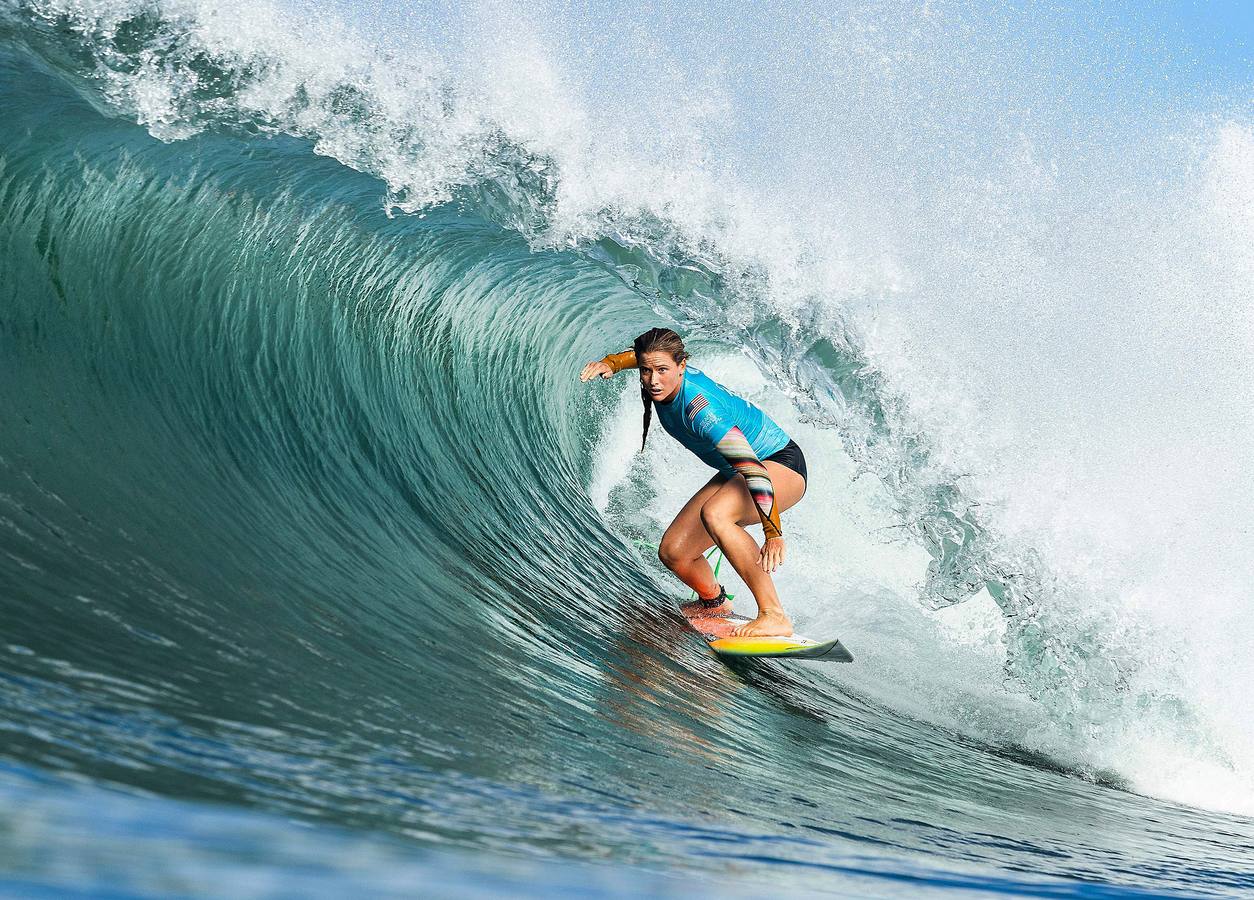 El Beachwaver Maui Pro es la última prueba del Campeonato Femenino dentro de la Liga Mundial de Surf. Se celebra estos días en Honolua Bay, en la costa noroeste de Maui, en Hawai, un escenario paradisíaco, perfecto para cabalgar olas largas y poderosas que atraen a las más experimentadas practicantes de surf del mundo. La australiana Stephanie Gilmore (de amarillo con trofeo y una corona de flores) se ha proclamado campeona del mundo.