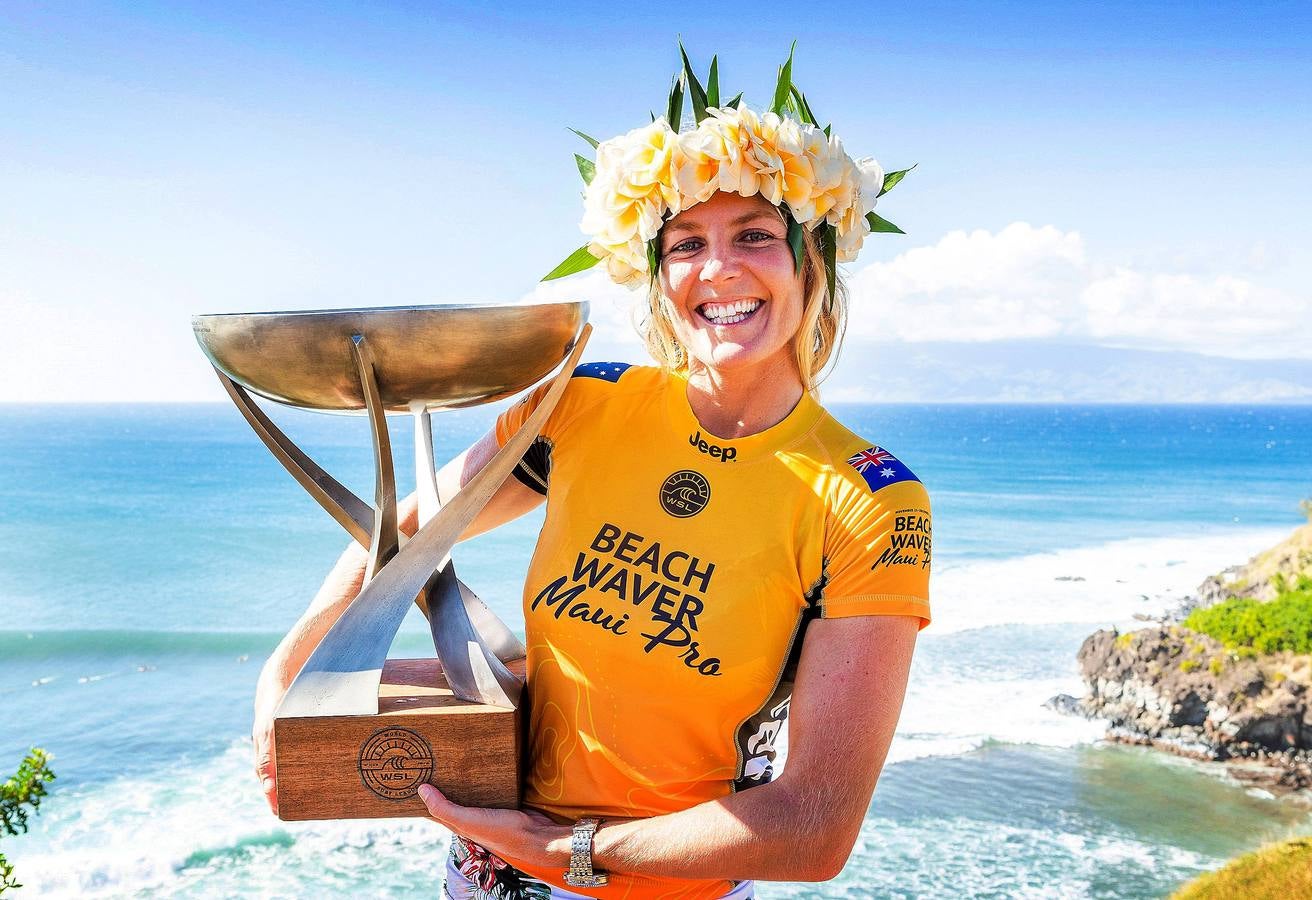 El Beachwaver Maui Pro es la última prueba del Campeonato Femenino dentro de la Liga Mundial de Surf. Se celebra estos días en Honolua Bay, en la costa noroeste de Maui, en Hawai, un escenario paradisíaco, perfecto para cabalgar olas largas y poderosas que atraen a las más experimentadas practicantes de surf del mundo. La australiana Stephanie Gilmore (de amarillo con trofeo y una corona de flores) se ha proclamado campeona del mundo.