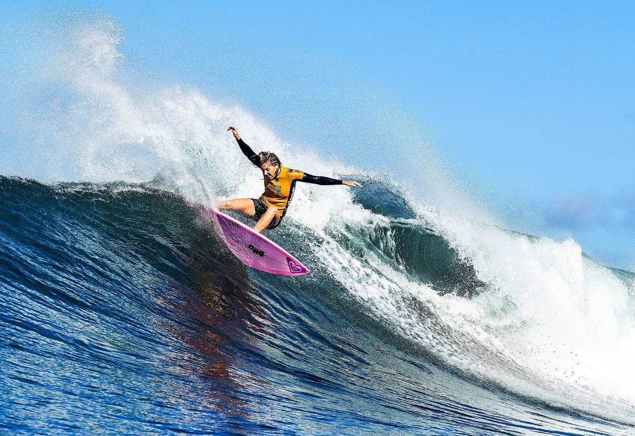 El Beachwaver Maui Pro es la última prueba del Campeonato Femenino dentro de la Liga Mundial de Surf. Se celebra estos días en Honolua Bay, en la costa noroeste de Maui, en Hawai, un escenario paradisíaco, perfecto para cabalgar olas largas y poderosas que atraen a las más experimentadas practicantes de surf del mundo. La australiana Stephanie Gilmore (de amarillo con trofeo y una corona de flores) se ha proclamado campeona del mundo.