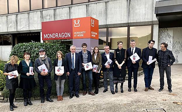 Directivos del Grupo Mondragón y participantes en el proyecto posan ante la sede corporativa en Arrasate. 
