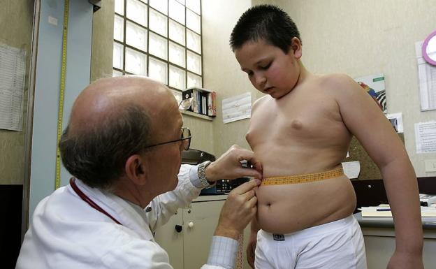 Un médico mide a un niño con problemas de sobrepeso en el hospital pediátrico en Roma.