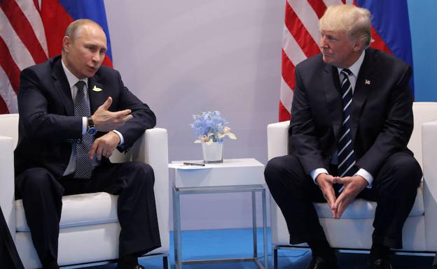 Putin (i) y Trump, en una reunión de 2017. 
