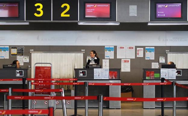 Trabajadores de Air Nostrum en los mostradores.