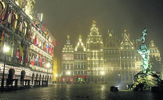 Imagen nocturna de la Plaza Mayorde Amberes, con la estatua de Brabo, símbolo de la ciudad.