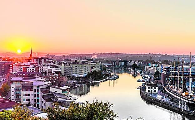 Vista de Bristol, a la derecha la réplica del navío 'Mathew' junto al M Shed Museum.