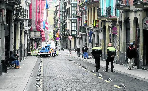 Agentes de la Policía Municipal de Bilbao patrullan a pie la calle Dos de Mayo, ayer por la mañana.