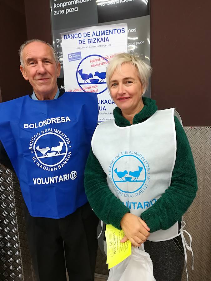 Javier Garaizar y Marian Guezuraga, en el Eroski de la calle Ercilla, donde el año pasado recabaron 180 kilos de alimentos y 8.000 euros en caja en dos días. 
