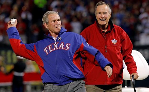 Imagen principal - 1. George H.W. Bush junto a su hijo, el también expresidente George W. Bush. | 2. George H.W. Bush, en una recepción con el Papa Juan Pablo II. | 3. George H.W. Bush junto a su mujer, con la que estuvo casado 73 años.