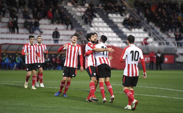 Los rojiblancos festejan uno de los goles. 